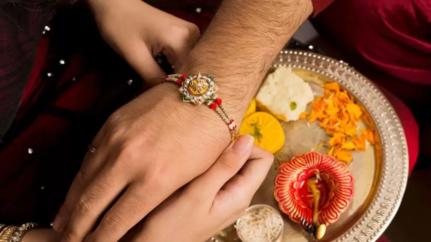 Raksha bandhan muhurat 2023: क्यों मनाया जाता है रक्षाबंधन, जाने इससे जुड़ी मान्यताएं और कहानियां