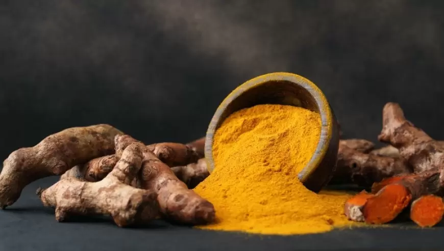 Benefits of Turmeric: त्वचा समेत कई बीमारियों में लाभकारी है हल्दी, फायदे जानकर रह जाएंगे हैरान