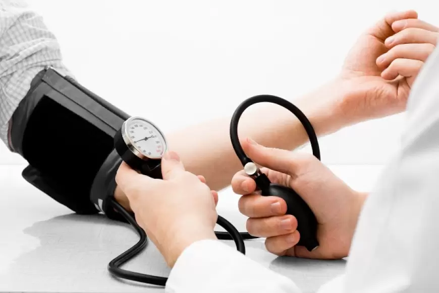 High Blood Pressure: साइलेंट किलर है हाई ब्लड प्रेशर, इन चीजों से दूर रहें मरीज