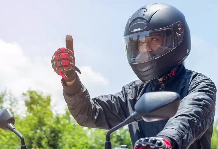 How to wear a helmet: बाइक या स्कूटी चला रहे हैं तो हेलमेट पहनना है जरुरी, जानें हेलमेट पहनने का सही तरीका