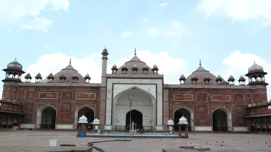 Agra: मस्जिद की सीढ़ियों में दबे हैं श्रीकृष्ण विग्रह!, याचिका पर होगी 6 नवंबर को सुनवाई