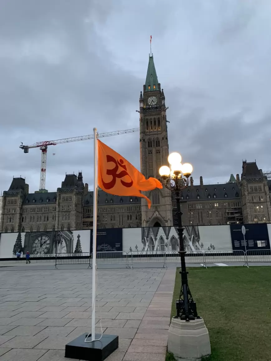 Indo-Canadian MP: इंडो-कनाडाई सांसद ने पार्लियामेंट हिल पर दीवाली समारोह में हिंदू झंडा फहराया