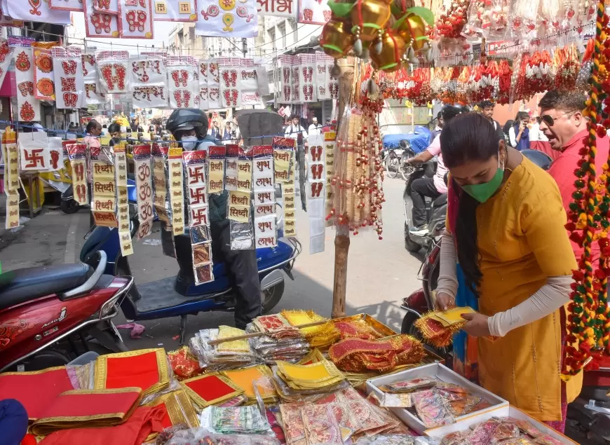 Diwali shopping tips: दिवाली के दियों में जगमग है पूरा बाजार, हर तरफ फैली है खुशिया अपार