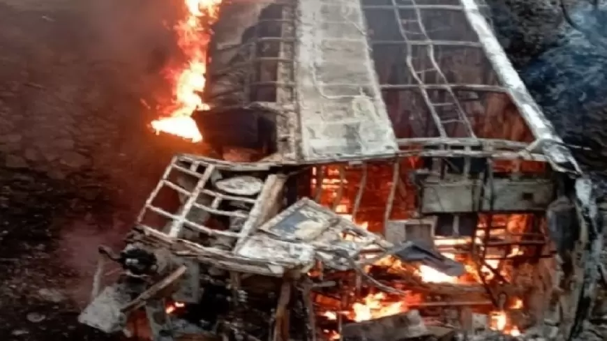 Fire in Bus: बंगाल के खड़गपुर हाईवे पर बस में लगी आग, एक की मौत, 36 घायल