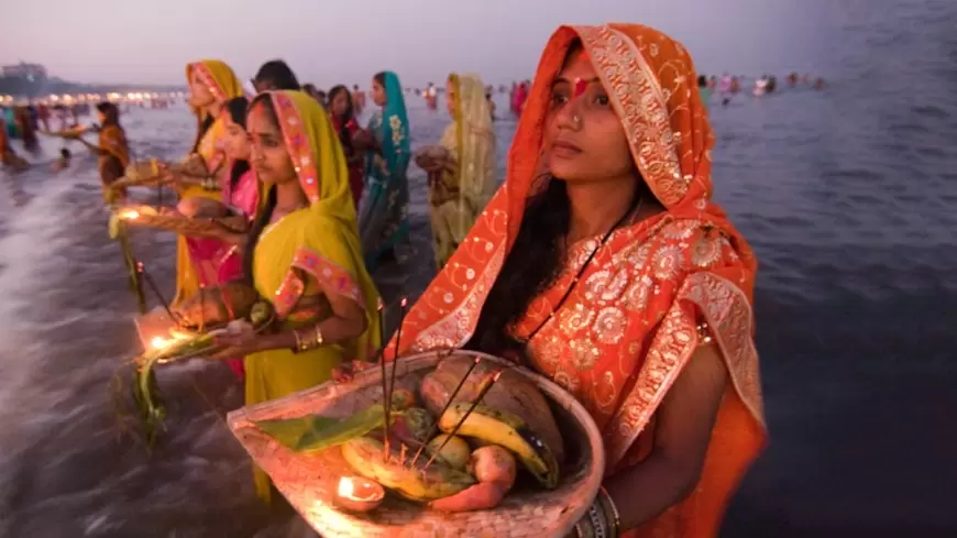 Chhath Puja in Bihar: सूर्य देव की अराधना में डूबा पूरा बिहार, छठी मैया के गीतों से गुंजायमान हुईं चारो दिशाएं