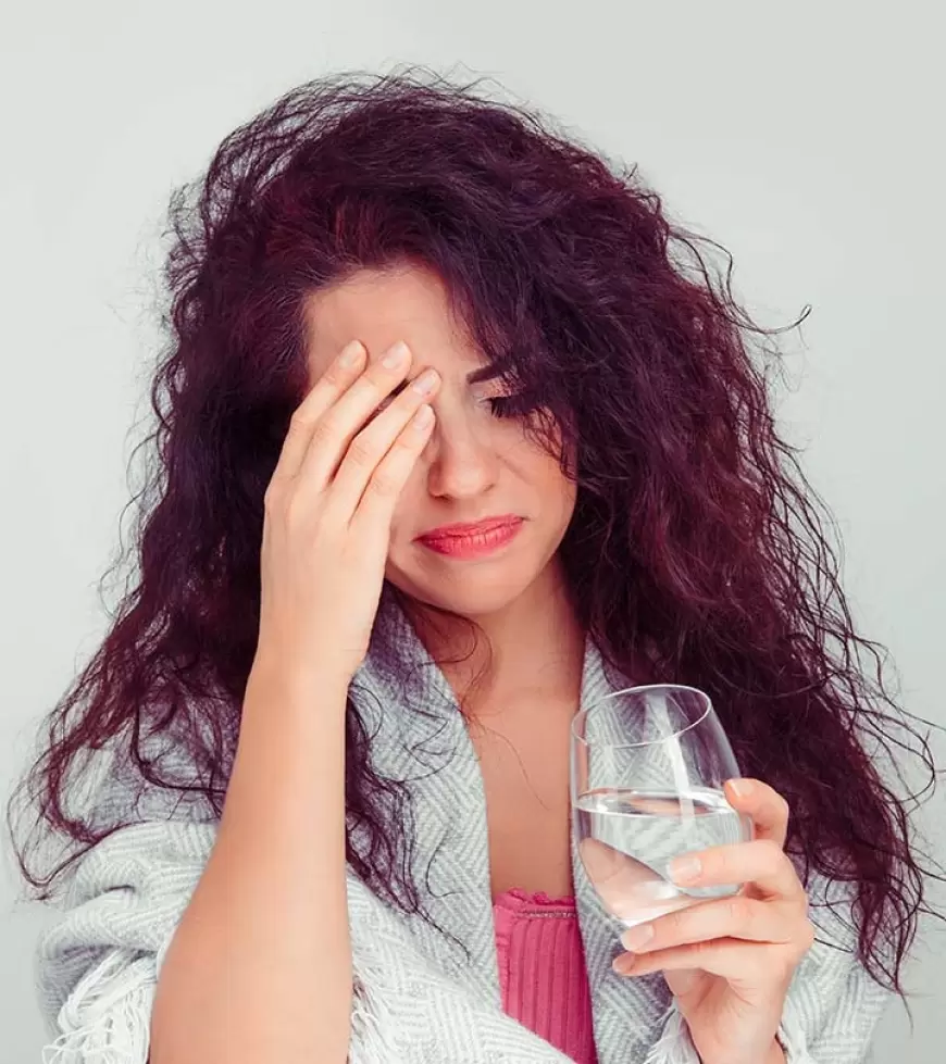 Disadvantages of drinking too much water: जरूरत से ज्यादा न पियें पानी हो सकती है भारी परेशान