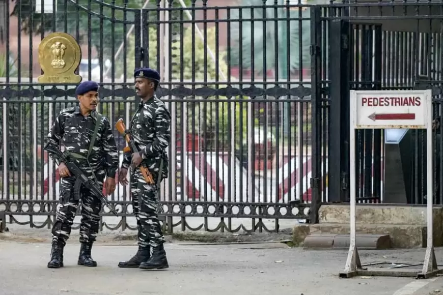 Parliament Security Breach: सुरक्षा चूक के लिए जिम्मेदार, 8 लोगों को लोकसभा सचिवालय ने किया निलंबित