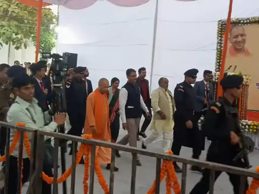 CM Yogi in Varanasi: CM योगी पहुंचे वाराणसी प्रधानमंत्री मोदी के कार्यक्रम स्थल का करेंगे निरिक्षण करेंगे समीक्षा बैठक