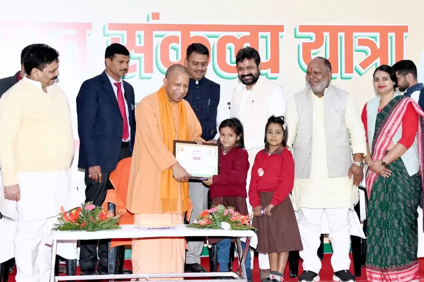 CM Yogi in Varanasi Today Update: विश्वनाथ दरबार में सीएम योगी ने टेका मत्था, पीएम के आगमन की तैयारियों का लिया जायजा