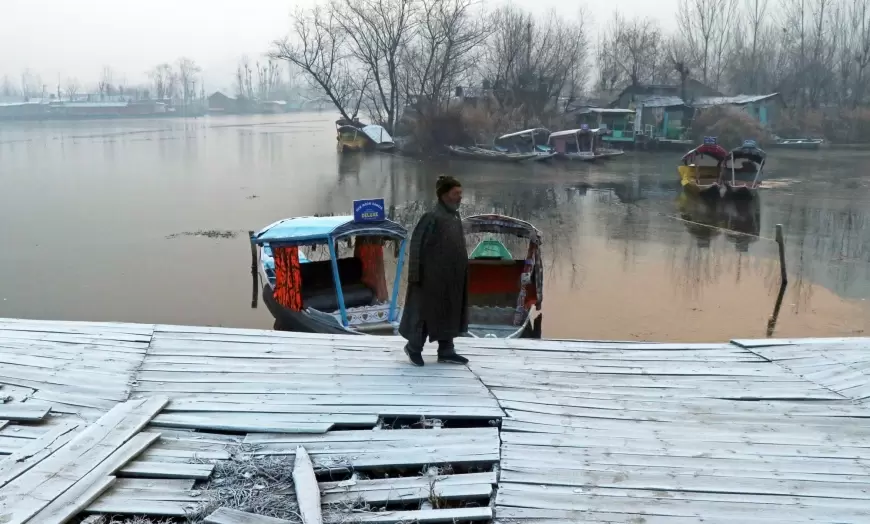 Weather in Jammu and Kashmir: जम्मू-कश्मीर में शीत लहर जारी, श्रीनगर में तापमान माइनस 2.1 डिग्री