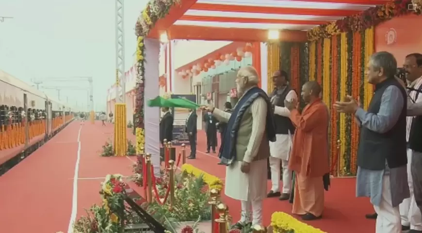 Ayodhya Dham Station:PM ने किया अयोध्या धाम रेलवे स्टेशन का उद्घाटन, हरी झंडी दिखाकर ट्रेनों को किया रवाना