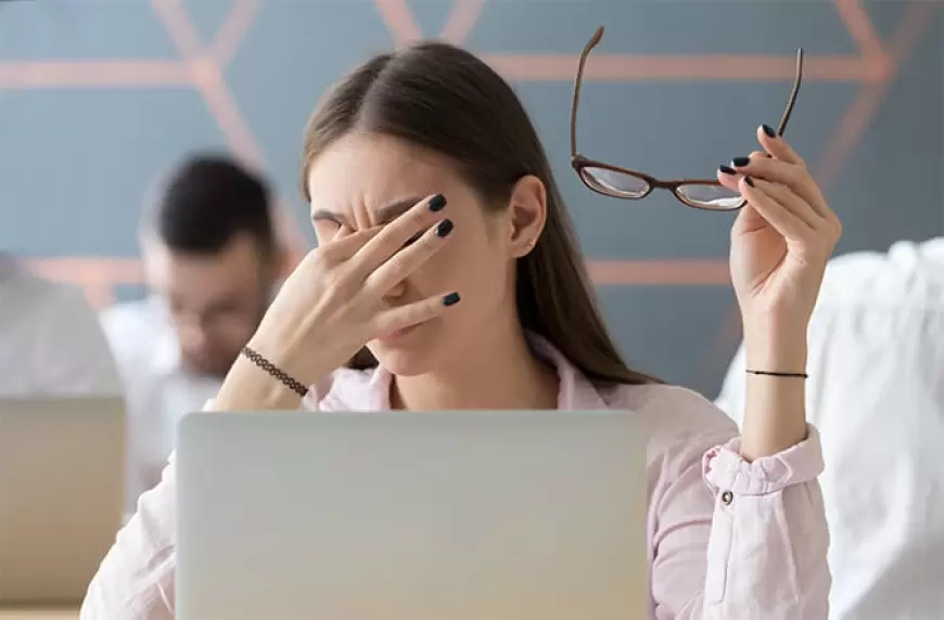 Digital eye strain: क्या है डिजिटल आई स्ट्रेन, कैसे पहुंचाता है नुकसान ?