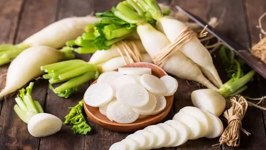 Food to Avoid with Radish: मूली के साथ भूलकर भी न करें इन चीजों का सेवन, पड़ सकता है पछताना