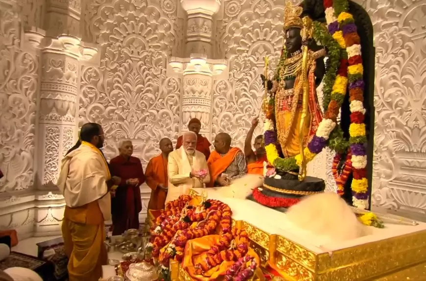 Ram Mandir: भव्य मंदिर में विराजमान हुए भगवान राम, पीएम मोदी ने पूरे विधान से की रामलला की पूजा