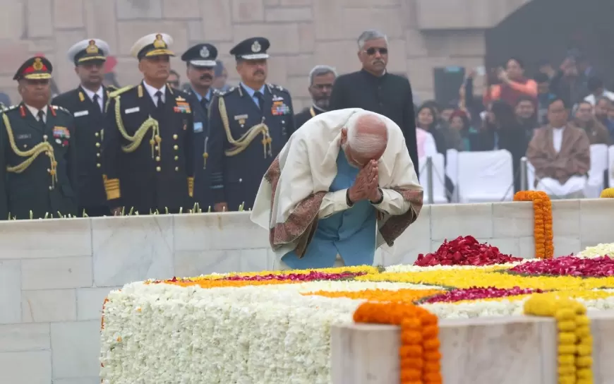 76th Death Anniversary Of Mahatma Gandhi: बापू की पुण्यतिथि पर राष्ट्रपति और पीएम ने राजघाट पहुंचकर दी श्रद्धांजलि