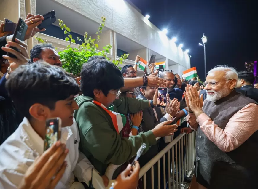 Modi Qatar visit : कतर में प्रवासी भारतीयों से मिले पीएम मोदी, जताया आभार