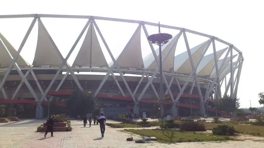 Jawahar Lal Nehru Stadium : जवाहर लाल नेहरु स्टेडियम में गिरा पंडाल, 8 लोग घायल