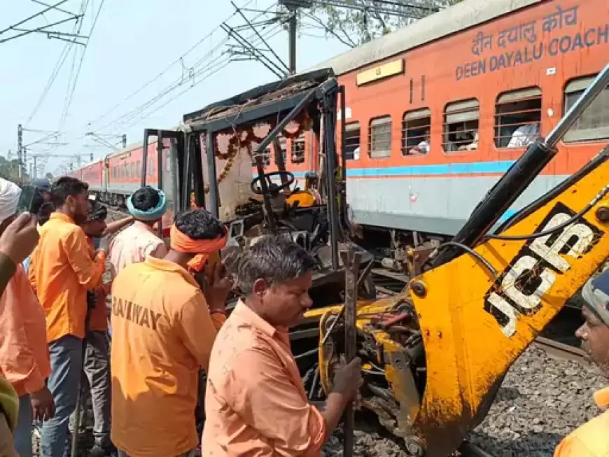 Chandauli Train Accident : चंदौली में ट्रेन से टकराया बुलडोजर, चालक की हालत गंभीर