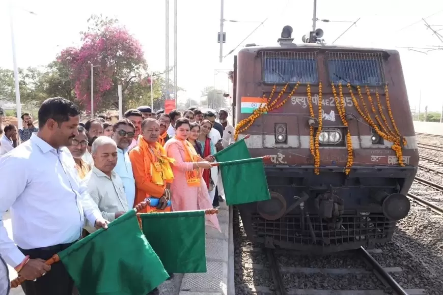 Aastha train: जामनगर से अयोध्य के लिए  सांसद पूनमबेन माडम ने आस्था ट्रेन को दिखाई हरी झंडी , रामभक्तों को दी विदाई