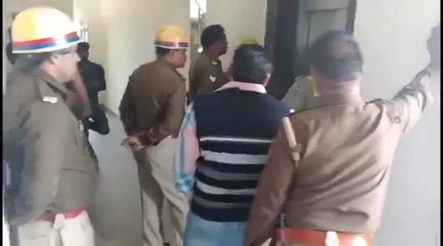 Greater Noida Lift Accident : लिफ्ट में फंसे 5 लोग, कड़ी मशक्कत के बाद बची जान