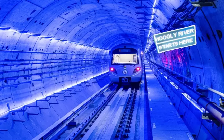 Kolkata Underwater Metro: पीएम मोदी ने देश को पहली अंडरवाटर मेट्रो का दिया तोहफा, कोलकाता में हुगली नदी के नीचे बना मेट्रो स्टेशन