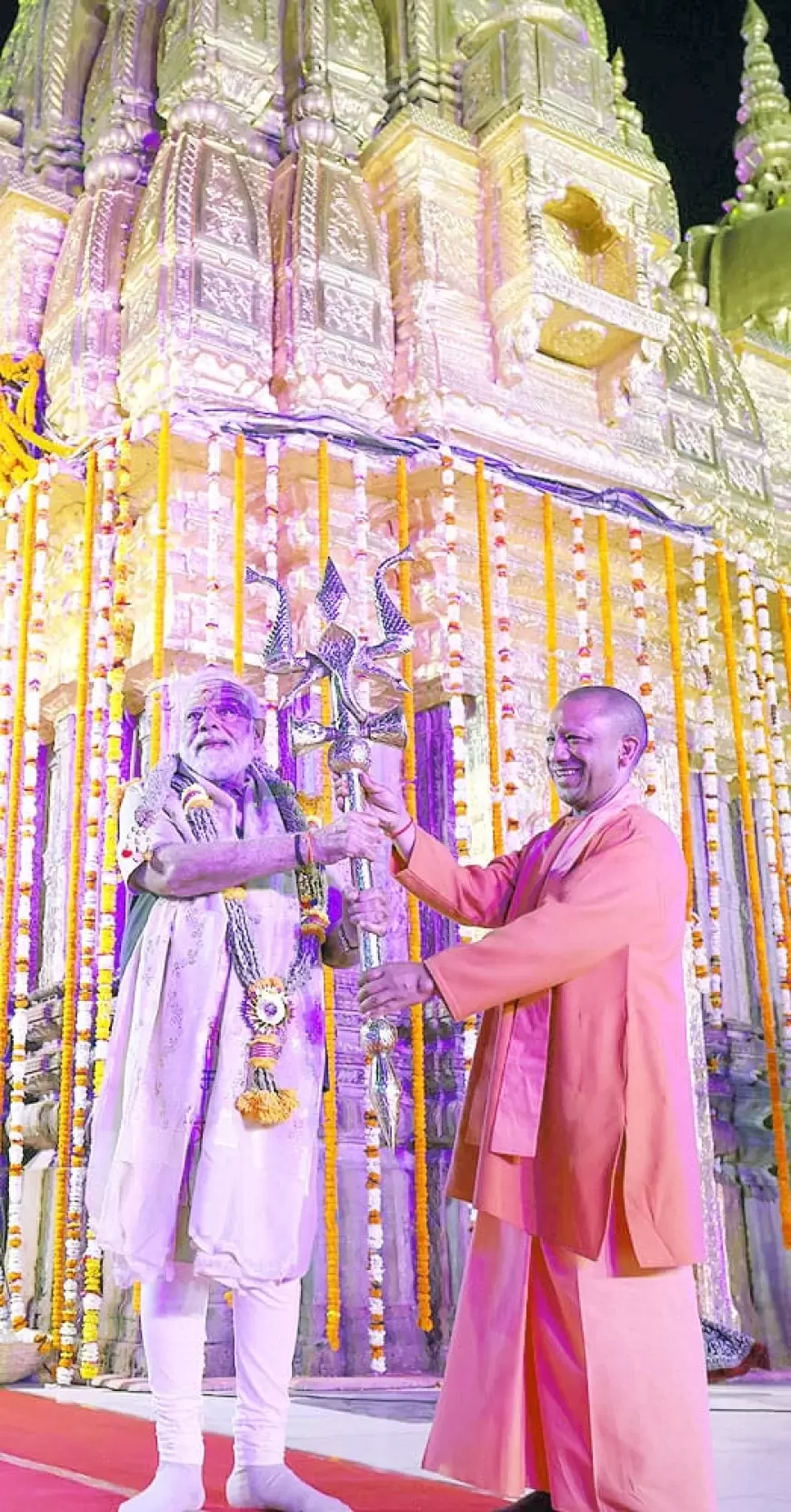 PM Modi Varanasi Visit : काशी विश्‍वनाथ मंदिर में पूजा-अर्चना कर निकले पीएम मोदी त्रिशूल लिए आए नजर