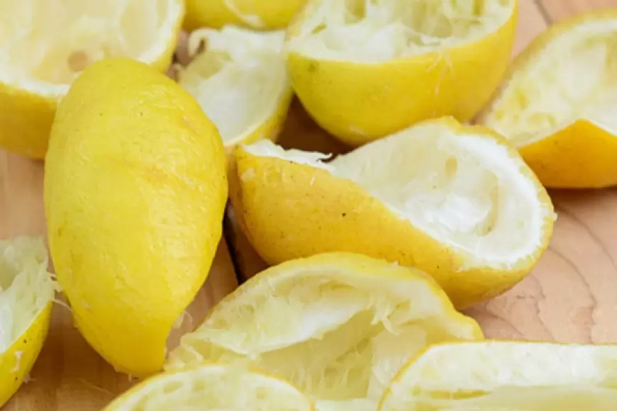 Lemon Peel use for Dandruff: नींबू के छिलकें को देती है फेंक, तो एक बार जान ले ये उपाय!