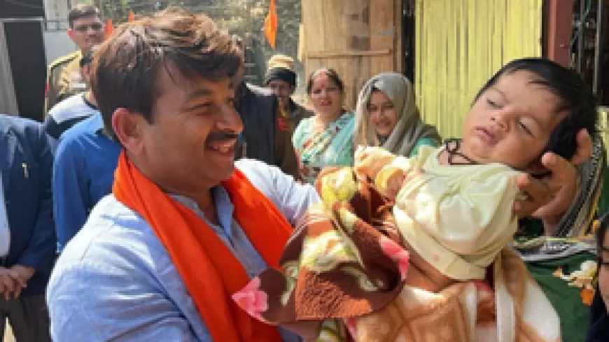 Manoj Tiwari Meet Pakistani Hindu refugees: दिल्ली के मजनू का टीला इलाके में रह रहे पाकिस्तानी हिंदू शरणार्थियों से मिले मनोज तिवारी