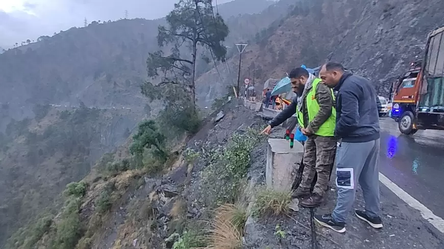 Jammu Kashmir Road Accident : जम्मू-कश्मीर में खाई में गिरी कैब, 10 की मौत