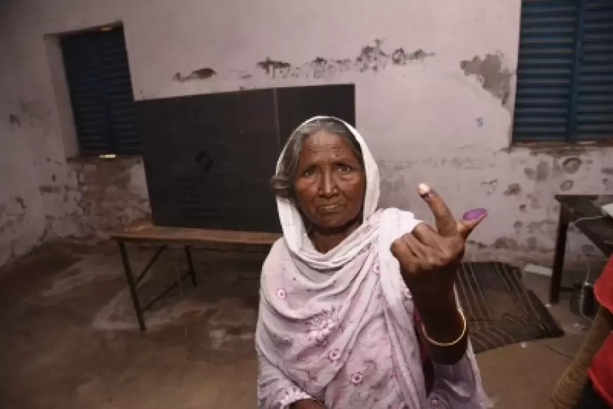 Lok Sabha Election Voting : राजस्थान में लोकसभा चुनाव के पहले चरण के लिए हो रही है होम वोटिंग