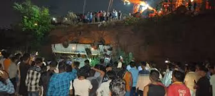 Chhattisgarh Accident: छत्तीसगढ़ में भीषण हादसा, 50 फीट गहरी खाई में गिरी बस, 12 लोगों की मौत