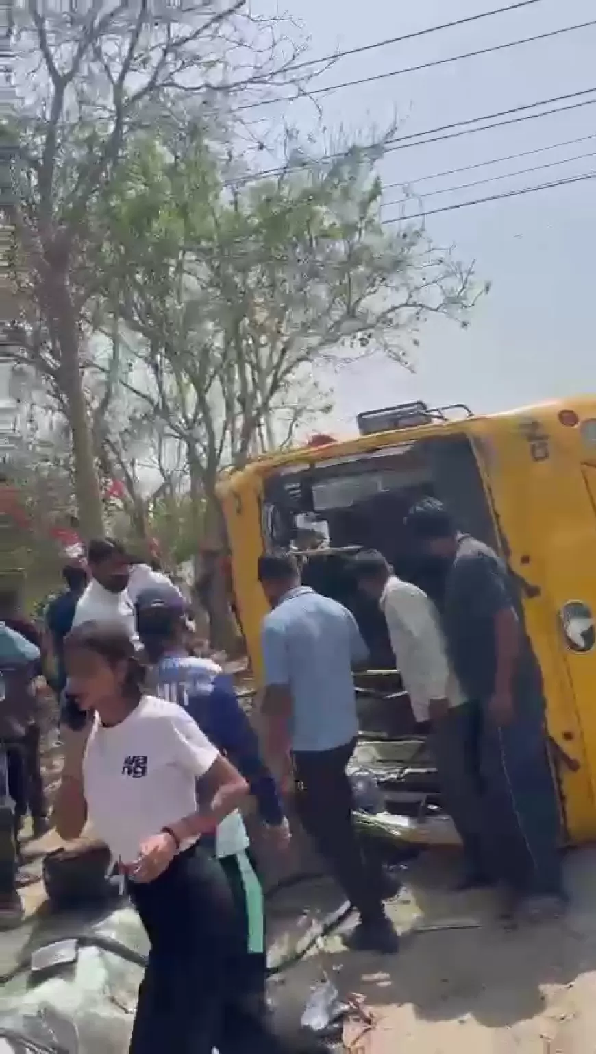 Noida Accident : ग्रेटर नोएडा में बच्चों से भरी बस पलटी, 10 गंभीर रूप से घायल