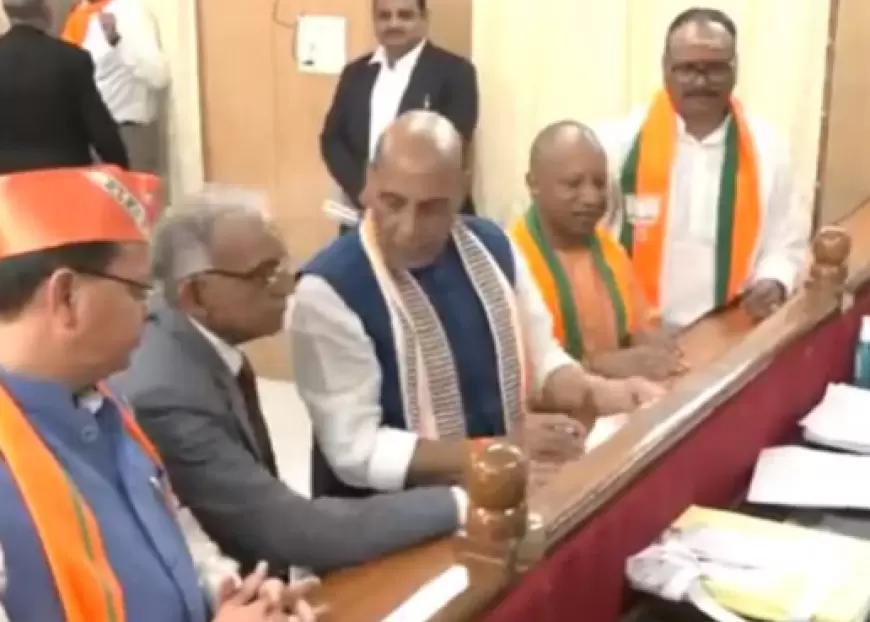 Rajnath Singh: राजनाथ सिंह ने लखनऊ सीट से किया नामांकन, रोड शो कर पहुंचे कलेक्ट्रेट