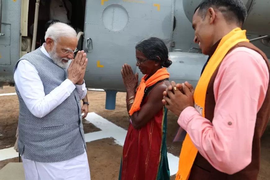 PM Modi Karnataka Visit : कर्नाटक में चुनाव प्रचार के बीच फल विक्रेता मोहिनी से पीएम मोदी ने की मुलाकात, फोटो वायरल