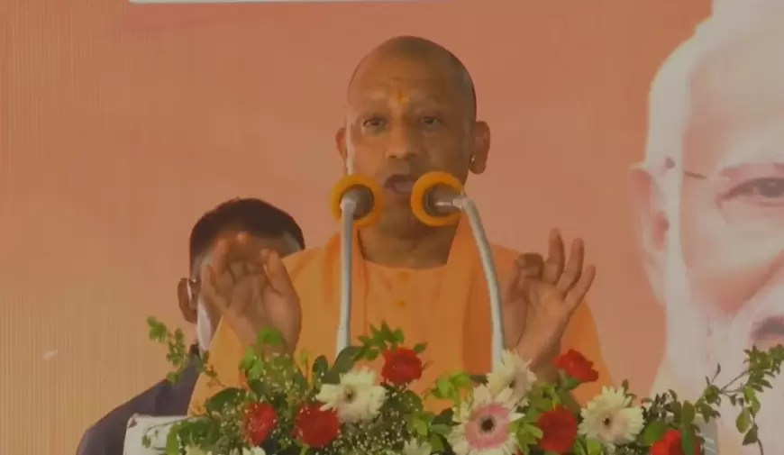 CM Yogi: रायबरेली में जमकर गरजे सीएम योगी, कांग्रेस और राहुल गांधी पर साधा निशाना