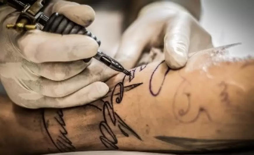 Disadvantages Of Tattooing : डॉक्टरों ने कहा, 'टैटू गुदवाने से हेपेटाइटिस, एचआईवी और कैंसर का खतरा'