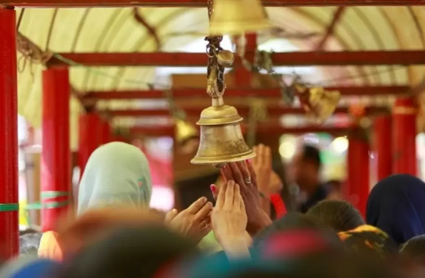 Mandir Bell : मंदिर में प्रवेश और निकलते समय बजाते है घंटी,  जानिए क्या है इसके पीछे का कारण ?