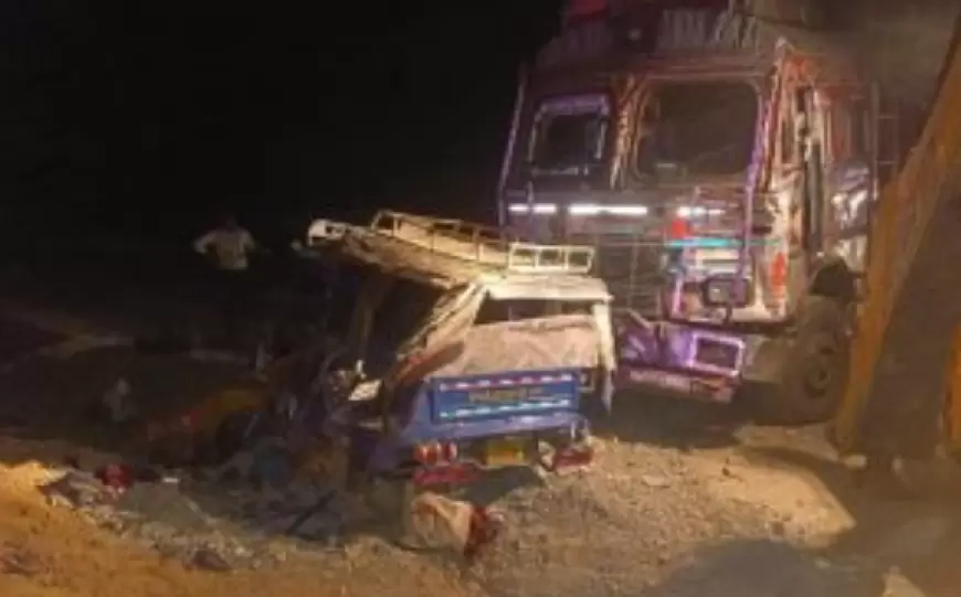 Jharkhand Road Accident : झारखंड के गढ़वा में भीषण सड़क हादसा,5 लोगों की मौत, 8 घायल