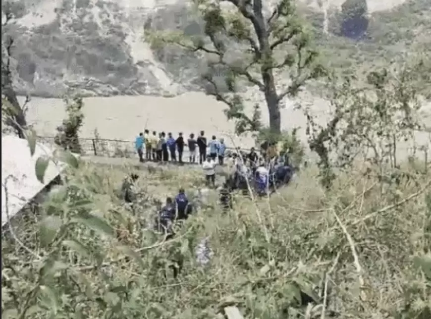 Uttrakhand Accident News: उत्तराखंड में बद्रीनाथ हाईवे पर नदी में गिरा टैंपो ट्रैवलर, 8 की मौत 15 घायल