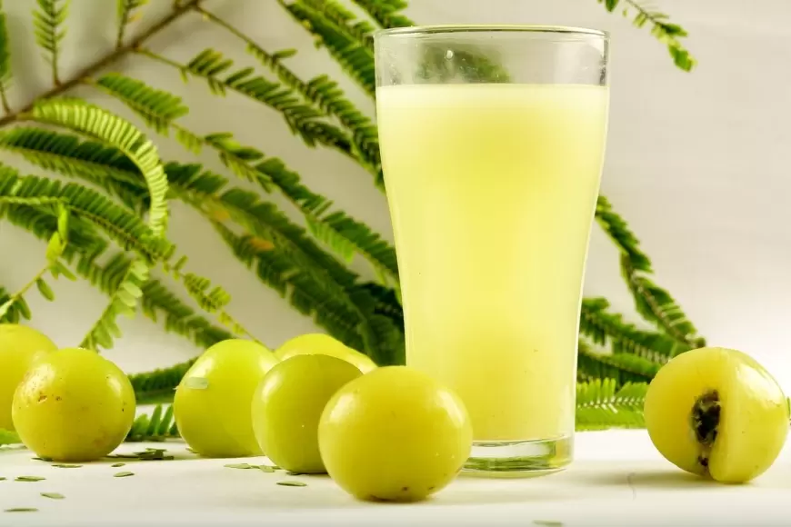 AMLA Juice: गर्मी में पसीने और धूल से बाल हो गए है बेजान, तो इस जूस से पायें चमकदार बाल