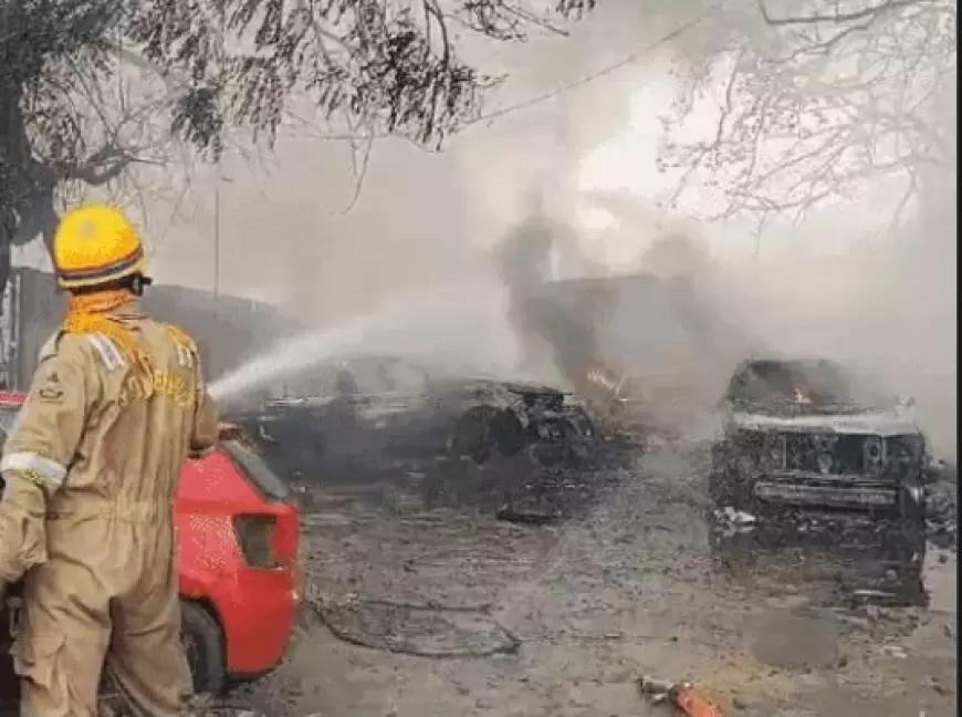 Lucknow Fire In Car Garage: लखनऊ के चिनहट में गैराज में लगी आग,  20 गाड़ियां जलीं