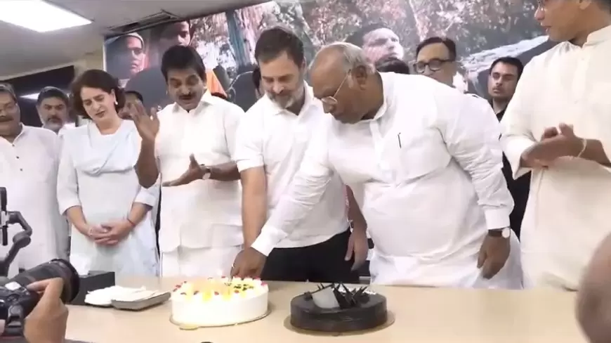 Rahul Gandhi Birthday: राहुल गांधी ने कांग्रेस दफ्तर में काटा केक, खड़गे, प्रियंका समेत कई नेताओं ने दी बधाई