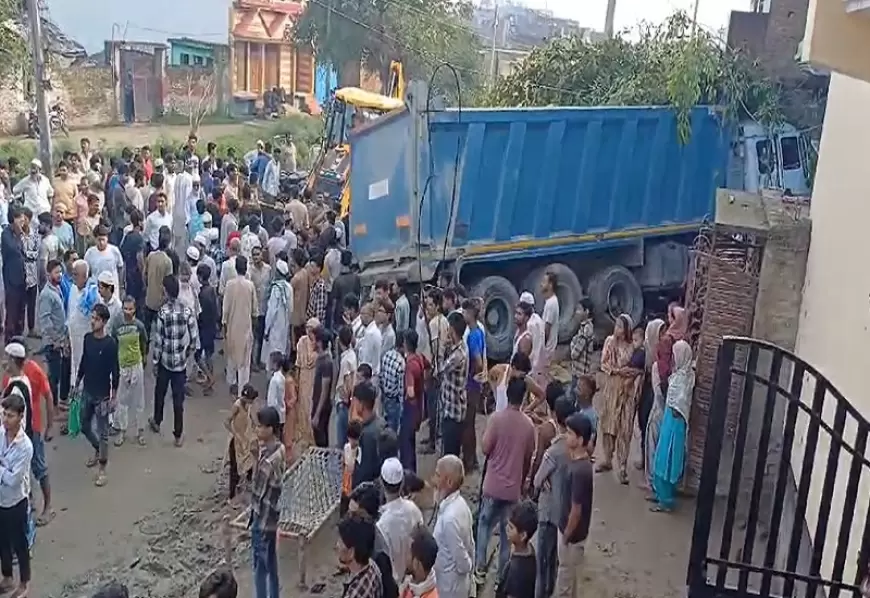 Moradabad Accident News:बाइक को टक्कर मार घर में घुसा डंपर, 1 की मौत 5 घायल