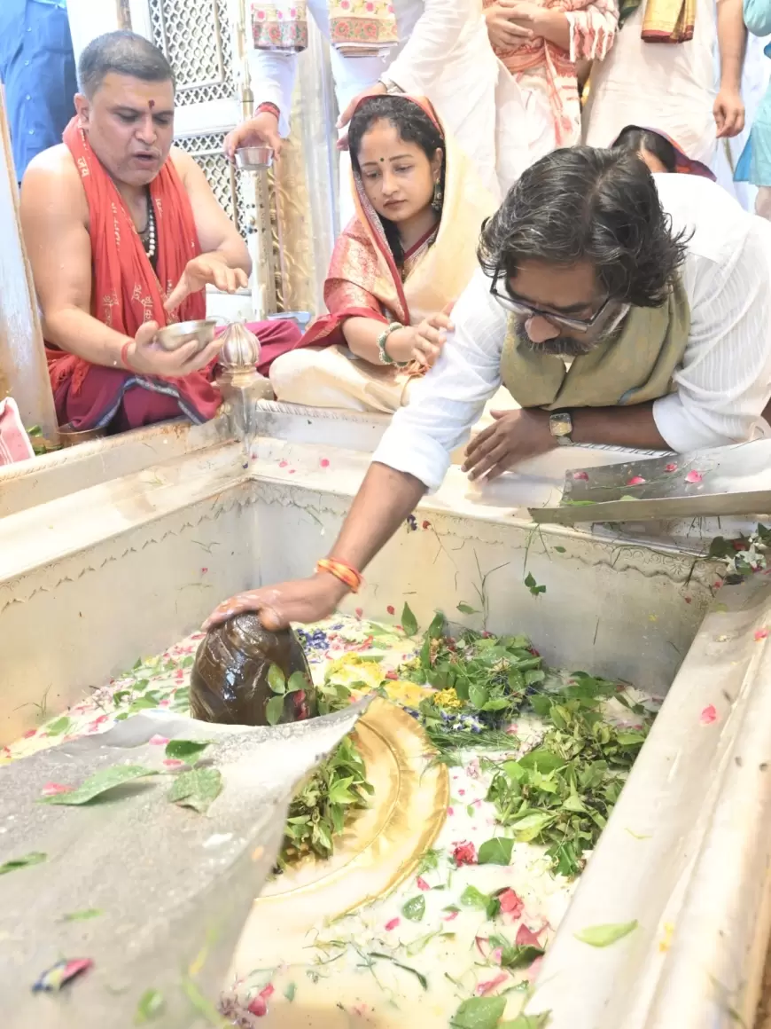 Hemant Soren in Varanasi : झारखंड के सीएम हेमंत सोरेन ने पत्नी कल्पना के साथ किया बाबा विश्वनाथ का दर्शन