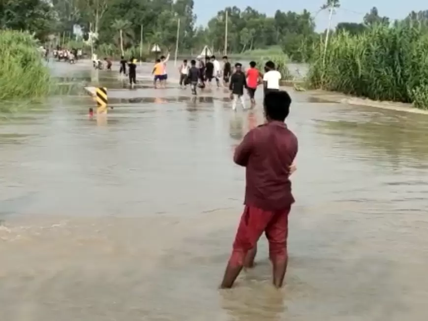 Amroha Badh News: अमरोहा में गंगा का जल स्तर बढ़ा,नदी किनारे बसे गांवों में भरा पानी