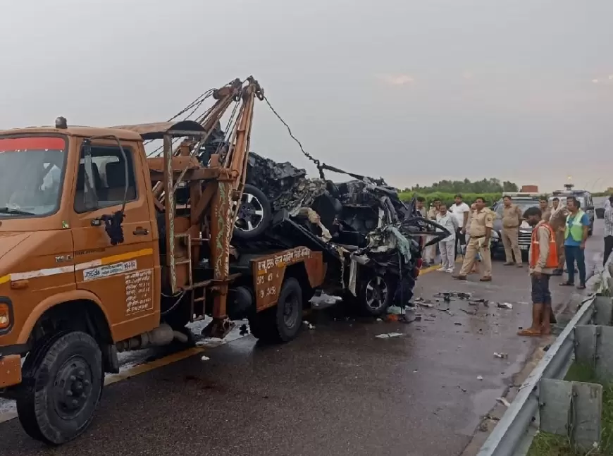 Unnao Accident: उन्नाव में कंटेनर से टकराई कार हुई चकनाचूर, 5 की मौत 1 घायल