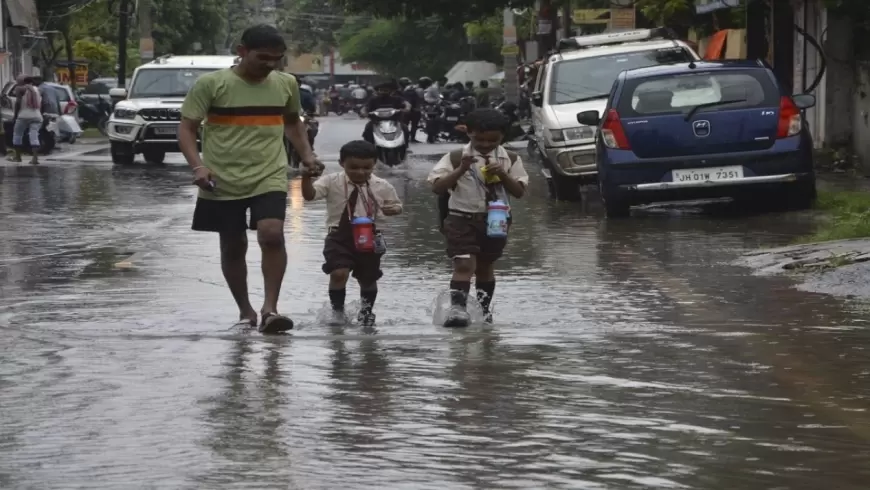 Monsoon News: देश के कई राज्यों में बारिश का कहर जारी, उत्तर प्रदेश के 10 जिलों में बाढ़ के हालात