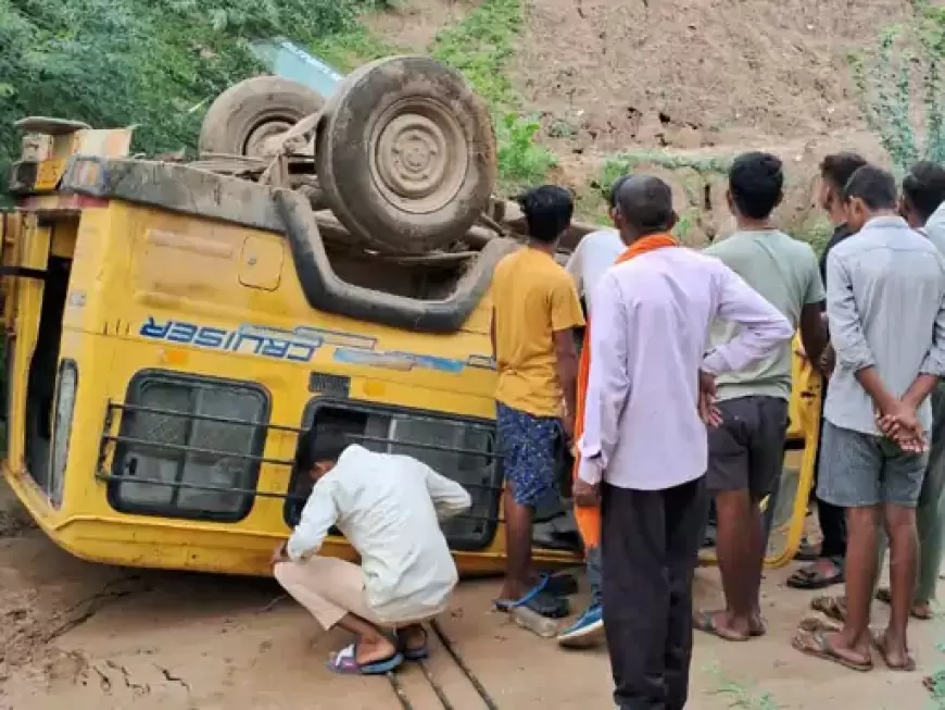 Jalaun Accident: जालौन में बच्चों से भरी क्रूजर गाड़ी पलटी 20 से ज्यादा बच्चे घायल, बस चालक हुआ फरार