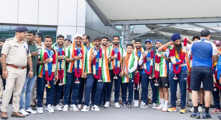 Indian hockey team : कांस्य पदक विजेता भारतीय हॉकी टीम का हवाई अड्डे पर भव्य स्वागत