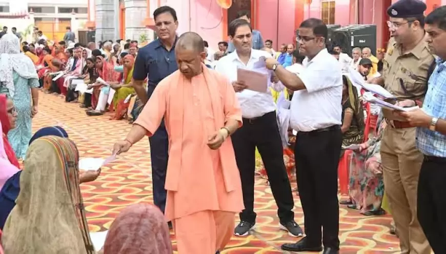 CM Yogi: सीएम योगी ने गोरखपुर में लगाया जनता दरबार, 300 लोगों की सुनीं फरियाद